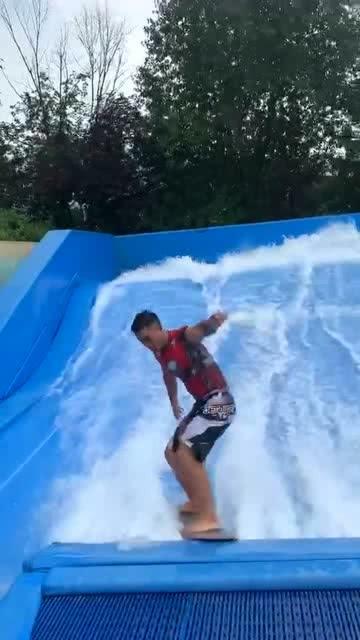 救援爱图画的男孩